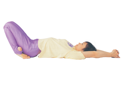 第29動・両膝を折り、腰を踵の間に落とし仰向けに寝て、両膝頭を一斉に上下して腹筋を伸ばす