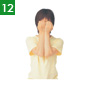 <ol>
<li>❶両ひじ、そして人さし指と中指をそろえ、「イチ」の号令で眼球の上と骨の間に、両目同時に静かに差しこむ。</li>
<li>❷「ニイ」で眼球の下を押す。</li>
<li>❸両ひじを真横に広げ、「サン」の号令で中指で目じりを押す。</li>
<li>❹「シイ」でひじを広げたまま、中指で目頭を押す。</li>
<li>❺「ゴオ」でひじをそろえ、3本の指で両目の中央を同時に押す。2回以上不可。</li>
</ol>